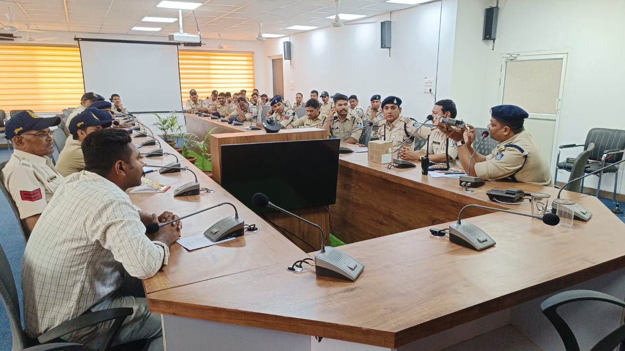 लोकसभा निर्वाचन में जहां मोबाइल संचार कनेक्टिविटी नही है वहा पुलिस अधीक्षक के नेतृत्व में कनेक्टिविटी स्थापित  कैसे की जाय  का प्रीशिक्षण पुलिस कर्मियों को  दिया गया
