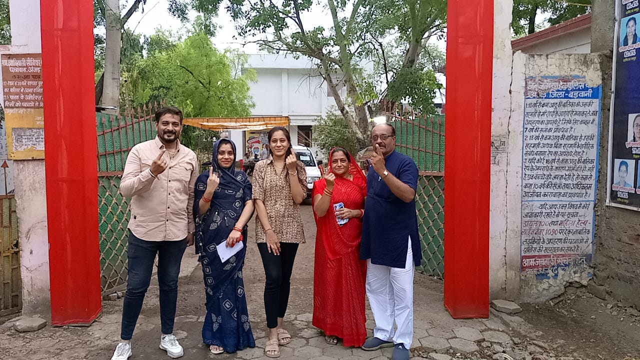 अंजड़ मतदान को लेकर वार्ड नंबर 4 में दिखा जबरदस्त उत्साह परिवार सहित मतदाता पहुंच रहे मतदान स्थल पर