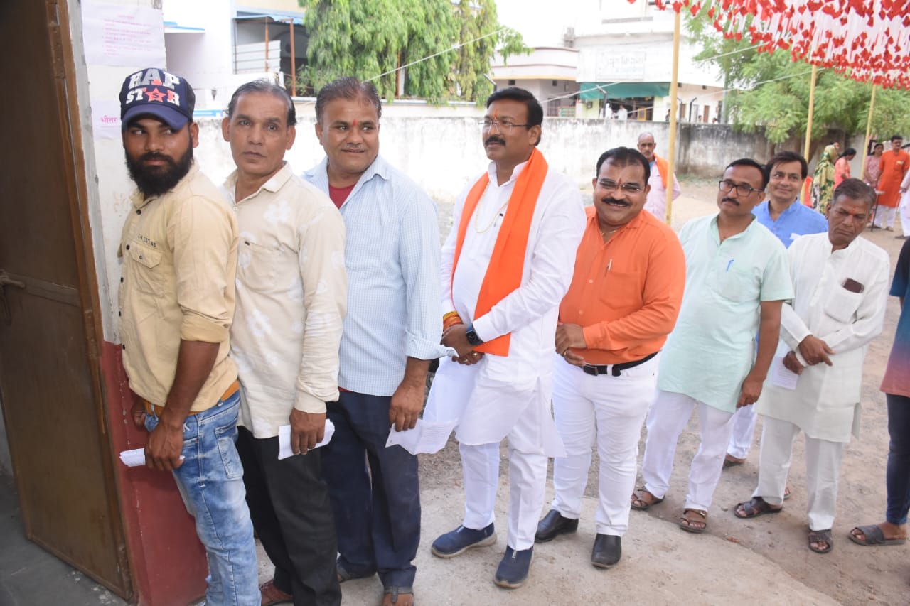 भाजपा के लोकसभा प्रत्याशी सांसद गजेंद्र पटेल ने लाइन में लगकर अपने मताधिकार का प्रयोग किया