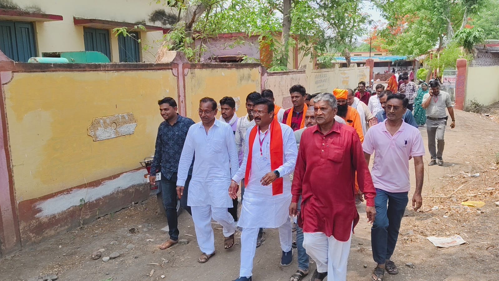 भाजपा प्रत्याशी गजेंद्र सिंह पटेल ने कई मतदान केंद्रों का लिया जायजा कार्यकताओ  से की मुलाकात