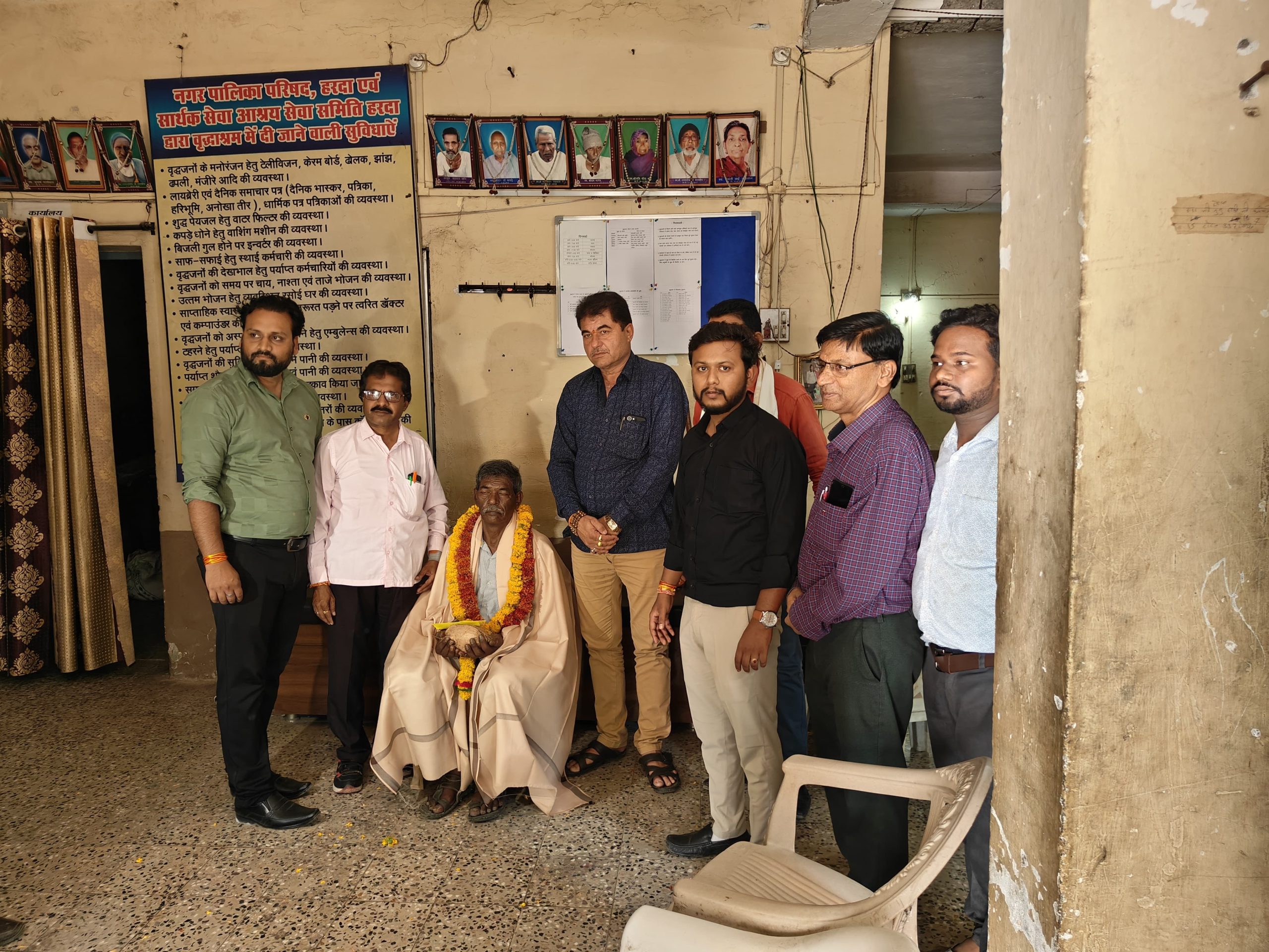 हरदा सार्थक आश्रय सेवा समिती ने भटके हुवे बुजुर्ग को परिजनों से मिलवाया