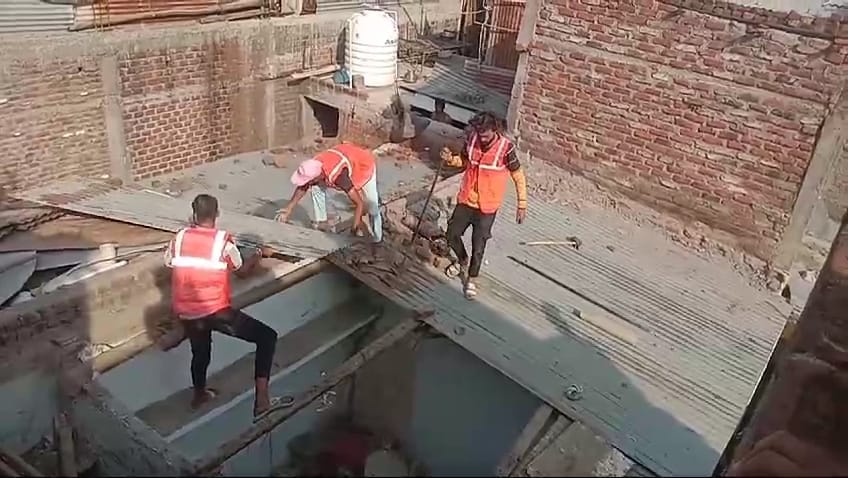 सेंधवा नाबालिक बच्ची से दुष्कर्म करने वाले आरोपी के मकान को प्रशासन ने जमीजोद किया