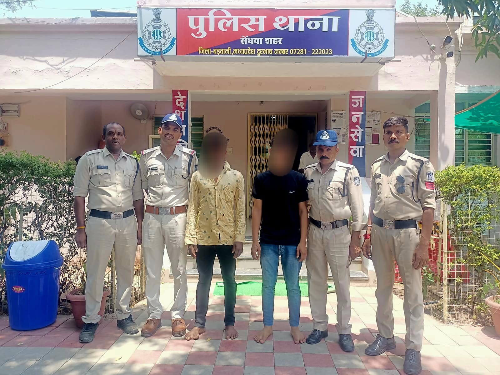 आपरेशन हवालात थाना सेंधवा शहर की टीम द्वारा मोटर साइकिल चोरी में 2,000/- रू. के इनामी बदमाश आरोपी अभिराज उर्फ छोटू को किया गिरफ्तार