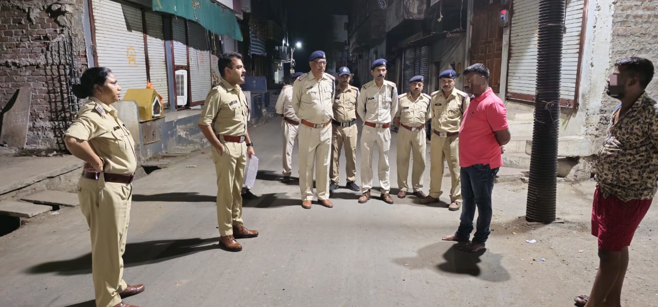 मुख्यमंत्री महोदय की मंशानुरूप एवं डीजीपी महोदय श्री सुधीर कुमार सक्सेना के निर्देशानुसार पुलिस अधीक्षक श्री पुनीत गेहलोद के नेतृत्व में अंजड़ पुलिस द्वारा देर रात्रि की गई आदतन अपराधियों की सघन चेकिंग