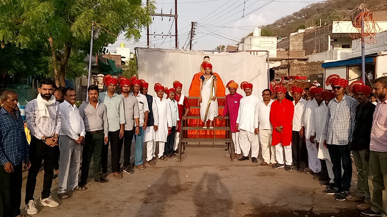 अंजड़ धनगर समाज ने माता अहिल्या बाई का जन्मोत्सव  शोभायात्रा निकाल कर  धूम धाम से मनाया