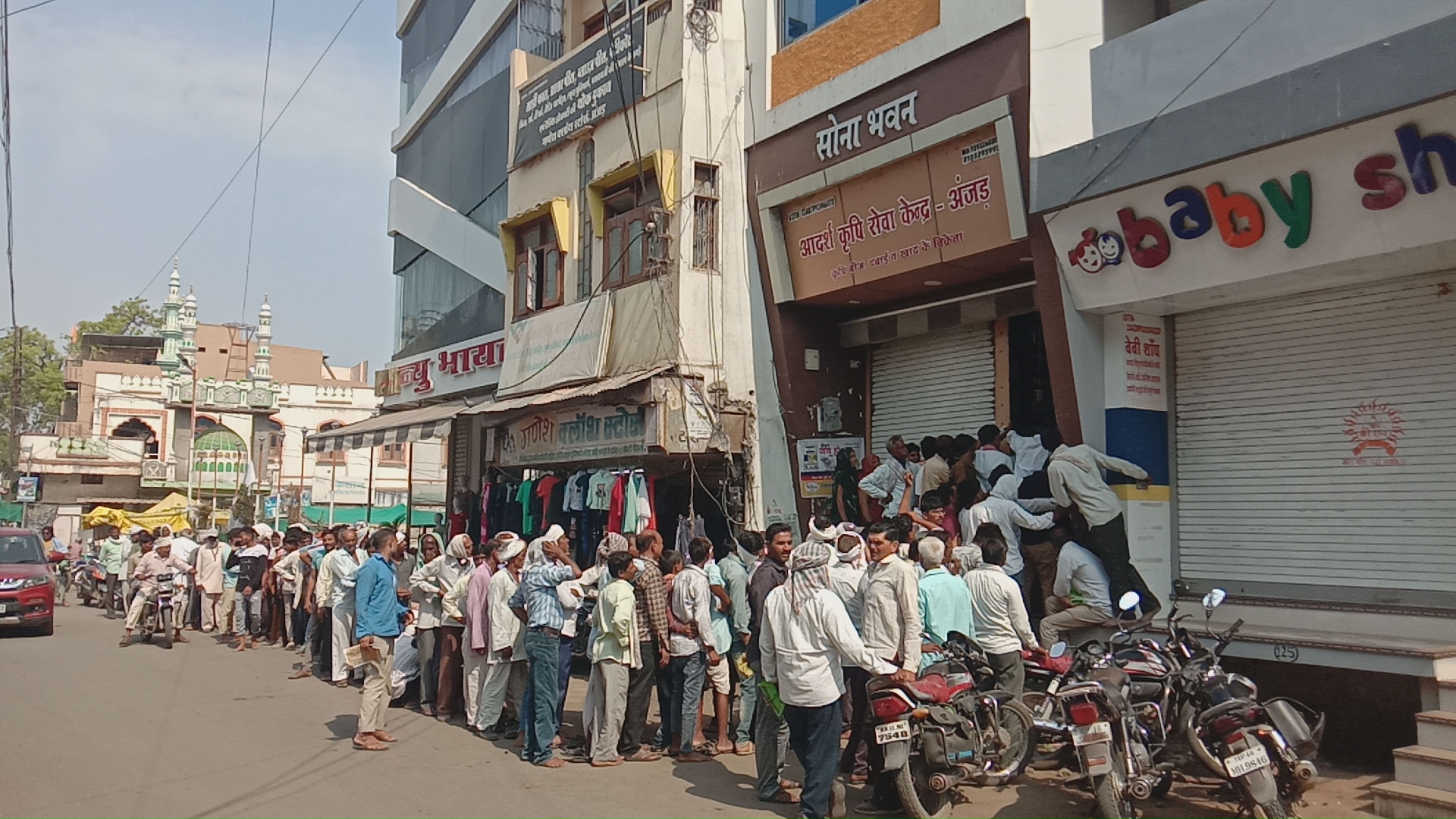 बड़वानी जिले में बीज वितरण का सरकारी सिस्टम हुआ फेल बीजके लिए किसान हो रहा है परेशान दुकानों पर लग रही लंबी-लंबी कतार