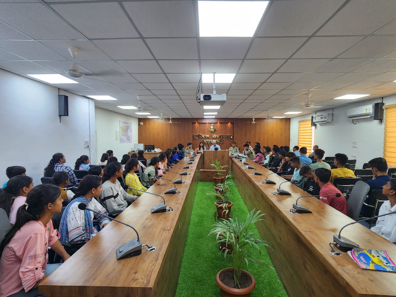 बड़वानी पुलिस द्वारा समर कैंप में पुलिस परिवार के बच्चों के  लिए "करियर काउंसलिंग "का किया आयोजन