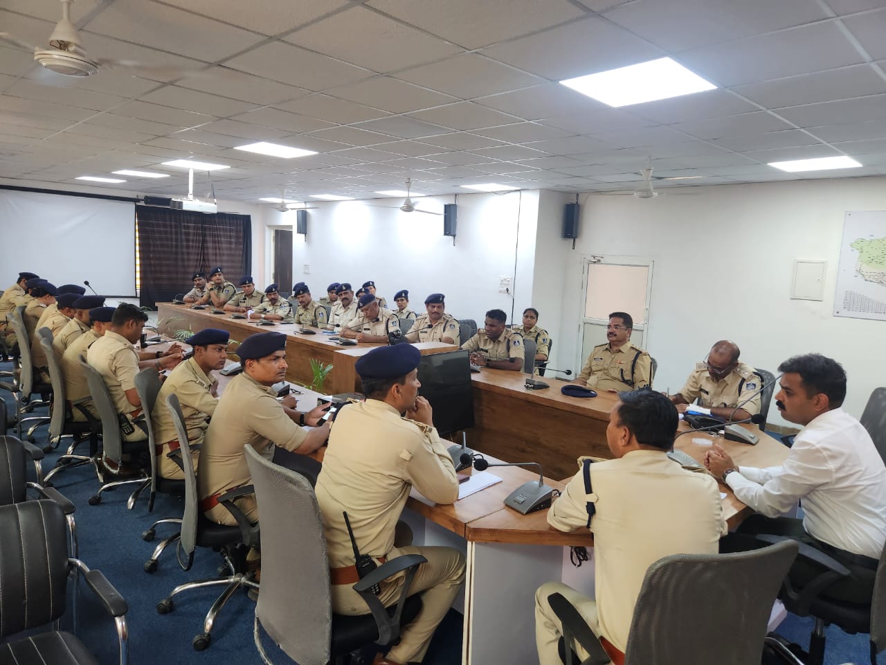 बड़वानी लोकसभा मतगणना रिहर्सल ड्यूटी पश्चात एस पी ने ली पुलिस अधिकारियों की ली बैठक दिए कड़े निर्देश