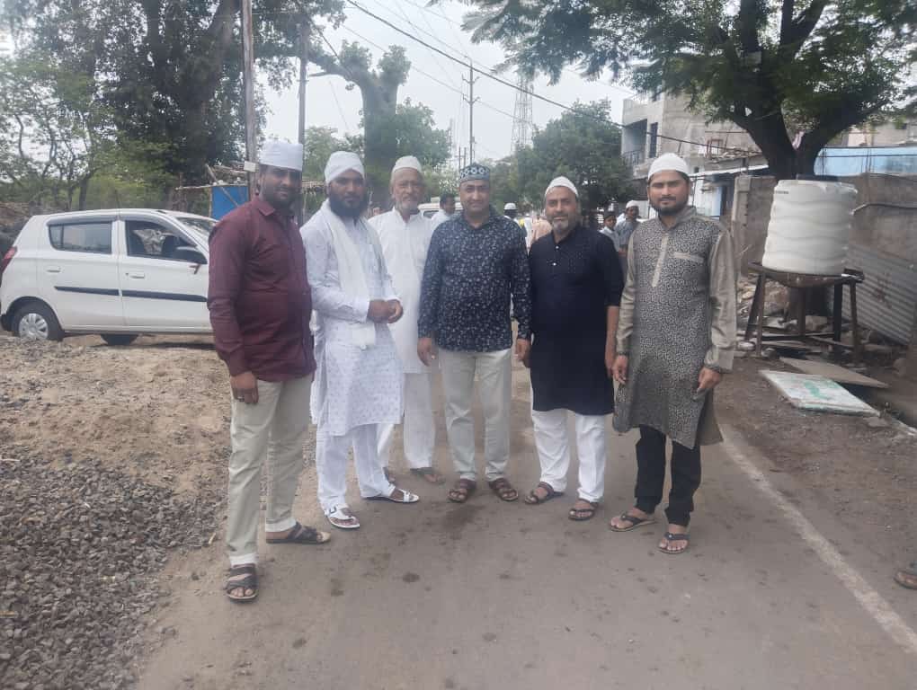 मांडव पर्यटक नगरी में ईद मिलन समारोह   ईद उल अ जह की नमाज अदा की साथ ही हरसोउल्लास के साथ त्योहार का जश्न मनाया वही एक दूसरे से गले  मिलकर ईद की बधाई दी