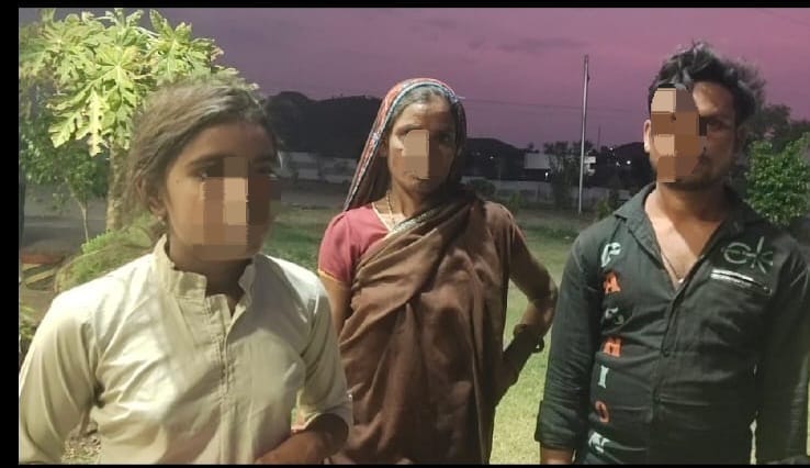 अंजड़ आपरेशन मुस्कान मानसिक रूप से विक्षिप्‍त बालिका को थाना अंजड़ पुलिस द्वारा ढूंढ कर किया परिजनो के सुपुर्द परिजनों द्वारा पुलिस का आभार व्यक्त कर दिया धन्यवाद