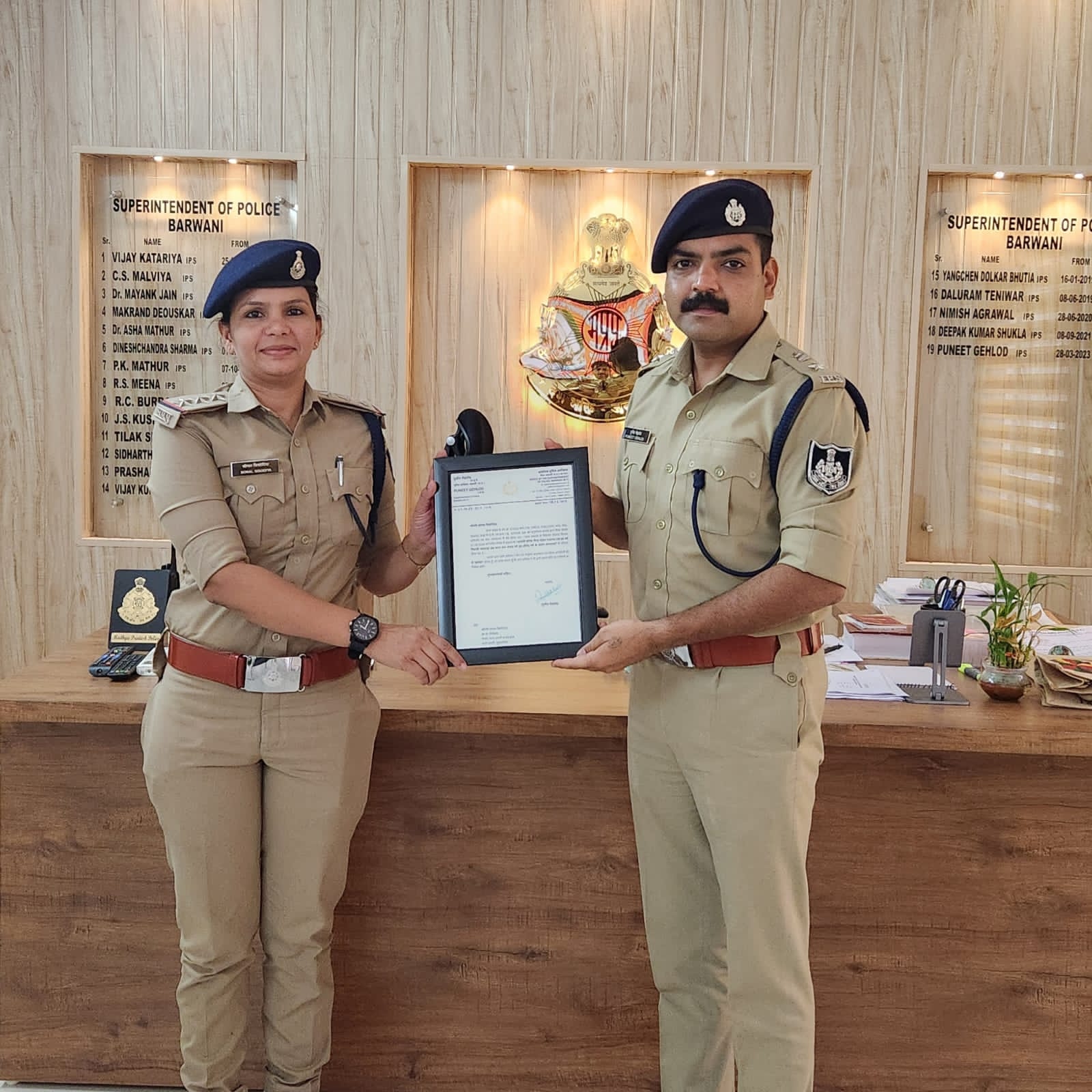 बड़वानी उत्कृष्ट विवेचना के लिए एस पी पुनीत गहलोत  ने  जुलवानिया टी आई  सोनल सिसोदिया को किया सम्मानित