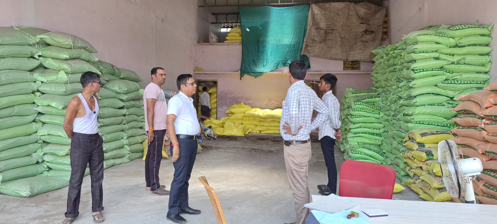 बड़वानी खाद बीज निरीक्षण टीम द्वारा विकासखण्ड सेंधवा के ग्राम चाचरियापाटी, धनोरा व सेंधवा में निजी खाद, बीज एवं दवाई विक्रेताओं के प्रतिष्ठाानों का निरीक्षण किया गया