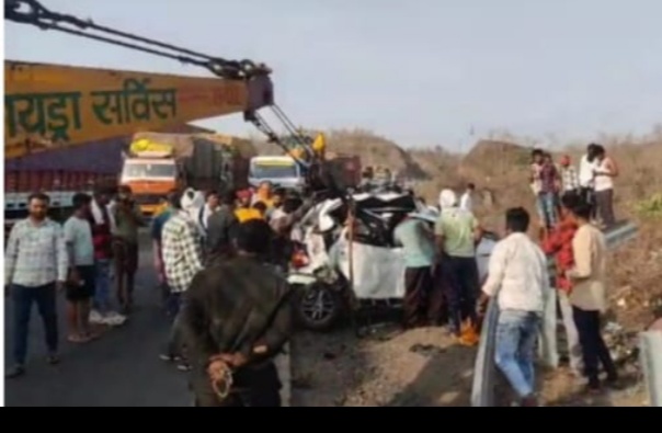 उज्जैन महांकाल दर्शन कर लौट रहे महाराष्ट्र के भक्तो की गाड़ी गणपति घाट पर हुई दुर्घटना ग्रस्त
