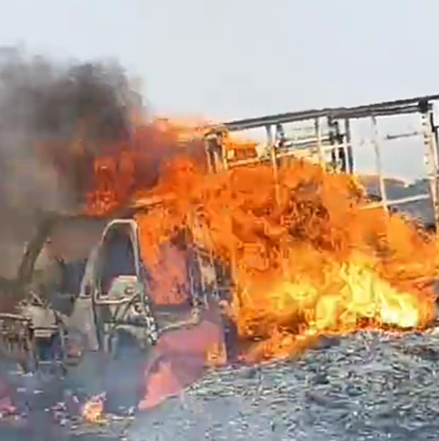 अंजड़ भीषण गर्मी के कहर से टैम्पो में जलाऊ सामग्री भरने के दौरान लगी आग धुंधु कर जला टेंम्पो फायर ब्रिगेड ने मौके पर पहुंच कर बुझाई आंग