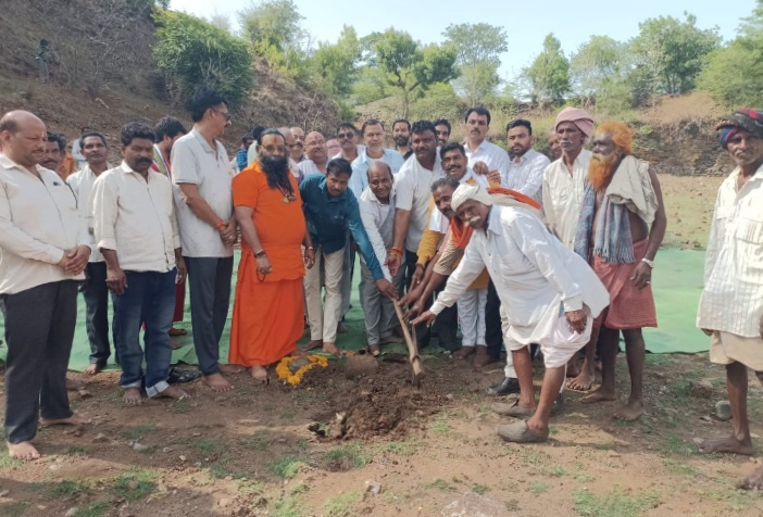 नमामि गंगे जल संवर्धन परियोजना के अंतर्गत पर्यटन स्थल ऐतिहासिक नगरी मांडव के रेवा कुंड पर माननीय विधायक कालू सिंह ठाकुर के अथक प्रयास और हमारी खबर के असर से निर्माण कार्य का भूमि पूजन कर कार्य की हुई शुरुआत