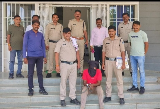 3 माह पहले थाना बाग क्षेत्रांतर्गत 02 बकरा व्यापारियो के साथ हुई लूट का किया पर्दाफाश	01 आरोपी रेवसिंह चौहान निवासी ग्राम बाण्दा थाना बाग को किया गिरफ्तार लूट के माल के साथ 12,000/- रुपये नगद 1 मोबाईल को जप्त करने में पुलिस को मिली सफलता