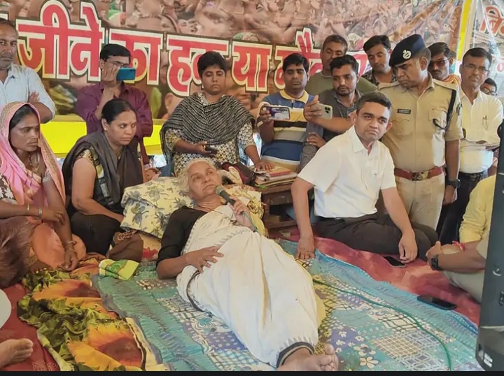 धार चिखलदा नर्मदा बचाओ आंदोलन की नेत्री मेघा पाटकर  ने आठवें दिन प्रशासन  के आश्वासन के बाद अपना अनशन तोड़ा