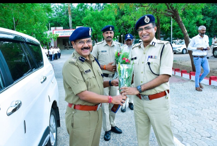 पुलिस महानिरीक्षक इन्दौर (ग्रामीण) जोन इन्दौर श्री अनुराग द्वारा जिले के कुक्षी अनुभाग में S.D.O.P. कार्यालय कुक्षी, थाना कुक्षी, थाना कुक्षी अंतर्गत चौकी निसरपुर का निरीक्षण कर रिकार्ड संधारण एवं पुलिस कार्यप्रणाली हेतु महत्वपूर्ण दिशा-निर्देश दिए।