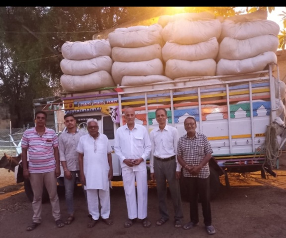 गौरक्षा समिति अलीराजपुर  ने श्री राम गौशाला को एक पिकअप मसूर चारा उपलब्ध कराया