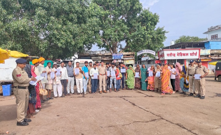 कुक्षी पुलिस का नए कानून को लेकर जनता से संवाद आम जनता को दी नए कानून की जानकारी