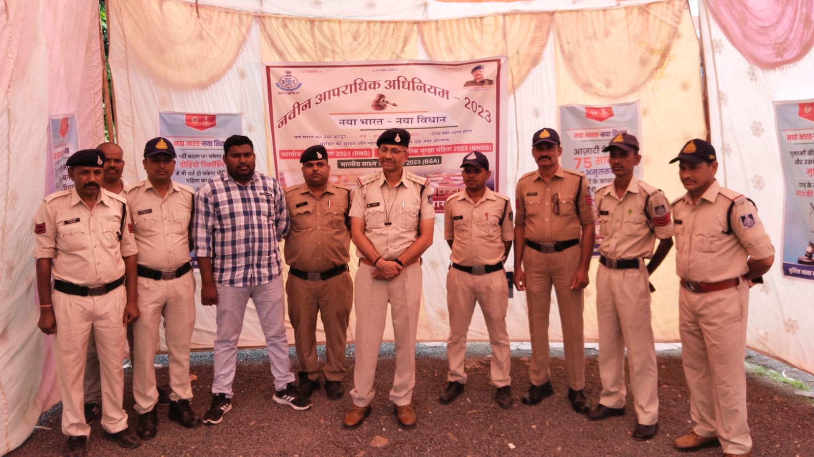 आज से बदल रहा है नया भारत नया सविधान  कानून व्यवस्था को लेकर मांडू थाने में  जन संवाद का कार्यक्रम आयोजित किया जिसमें कानून  के बदलाव की जानकारी आमजनों को दीगयी