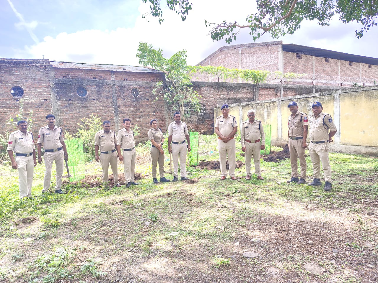 माननीय प्रधानमंत्री श्री नरेंद्र मोदी के आहवान पर एक पेड माँ के नाम अभियान के तहत थाना अंजड पुलिस द्वारा थाना परिसर में एवं पुलिस लाईन अंजड में वृक्षारोपण किया गया