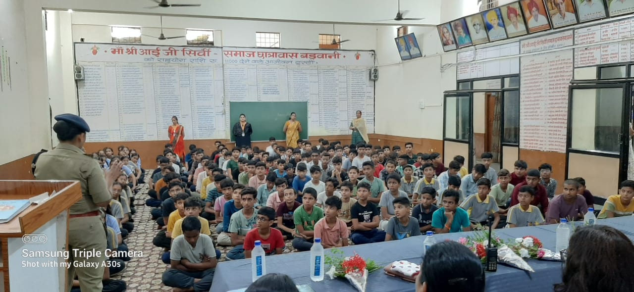 यातायात पुलिस बड़वानी ने सिर्वी इंटरनेशनल स्कूल में 250 से अधिक बच्चों को यातायात नियमों के बारे में जानकारी दी