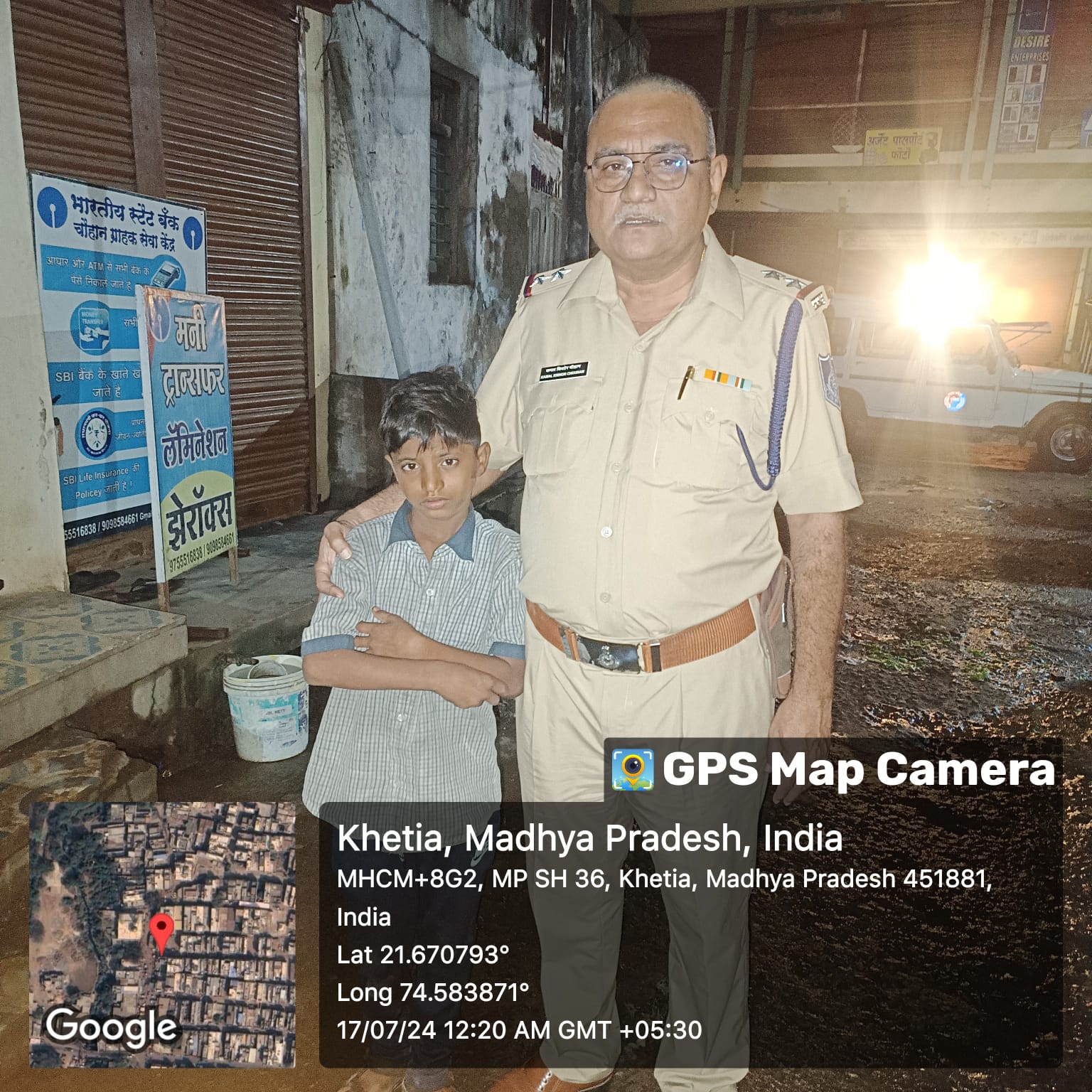 थाना खेतिया पुलिस द्वारा रात्रि गश्त के दौरान गुमशुदा मिले बालक को उसके परिजनो पता लगा कर सुपुर्द किया गया  परिजनों  के चेहरेपर लोटी मुस्कान