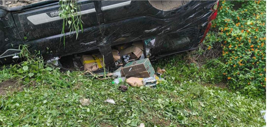 मांडव धार के मांडू रोड स्थित शराब से भरी कार खाई पलटी मामला अवैध शराब परिवहन का  मौके पर आबकारी विभाग की टीम पहुंची कार किसी रसूखदार नेताकी बताई जारही है