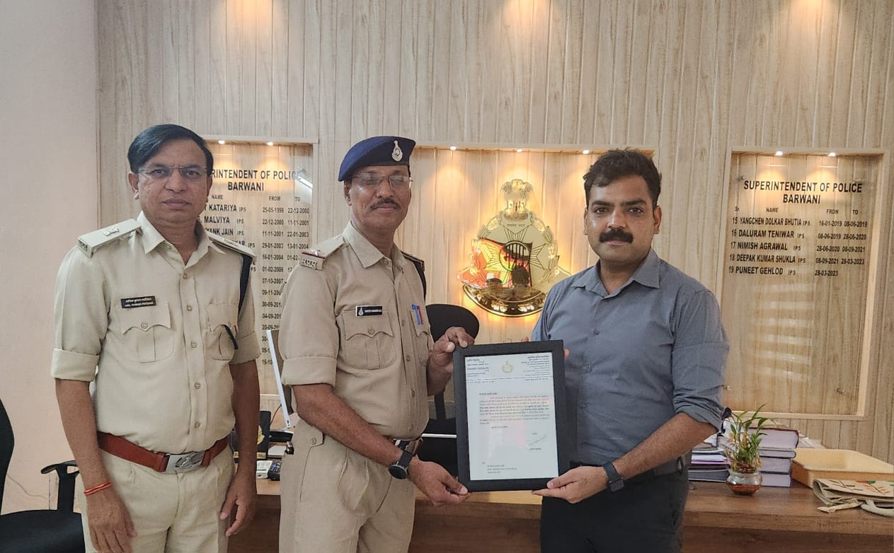 बड़वानी उत्कृष्ट विवेचना करने पर विवेचक सहायक उप निरीक्षक सैय्यद शाकीर अली को एस पी ने किया सम्मानित मामला जाली नोट चलाने वाले को पकड़ कर सही जांच से मिली सजा