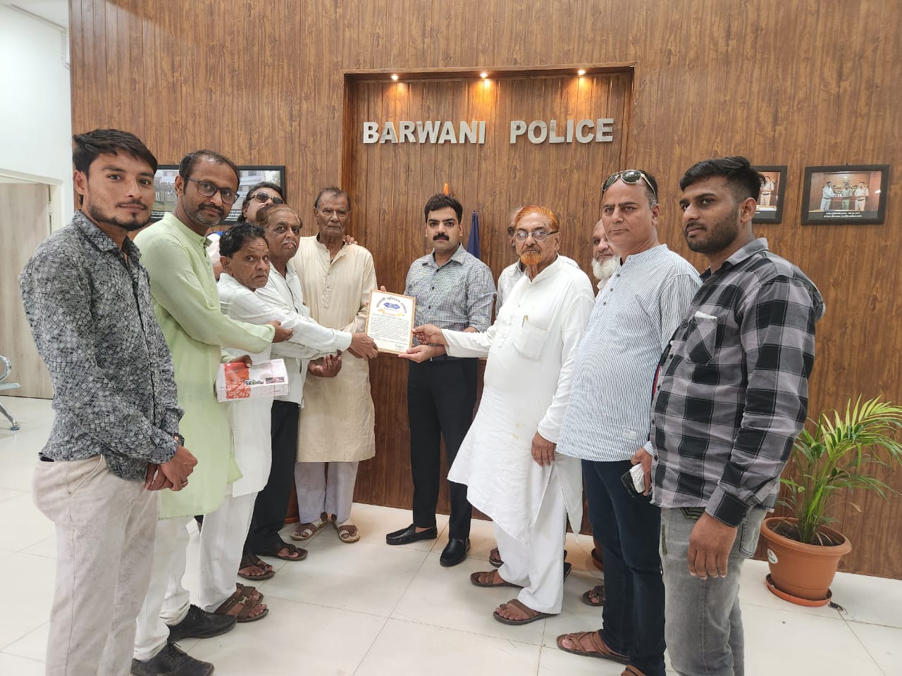 जिला मुस्लिम समाज बड़वानी  के प्रतिनिधि मंडल ने महोर्र्म पर्व शांती सौहार्द से सम्पन्न होने पर  पुलिस प्रशासन की  शानदार व्यवस्था को लेकर पुलिस अधीक्षक को सम्मान पत्र सोप कर किया आभार व्यक्त