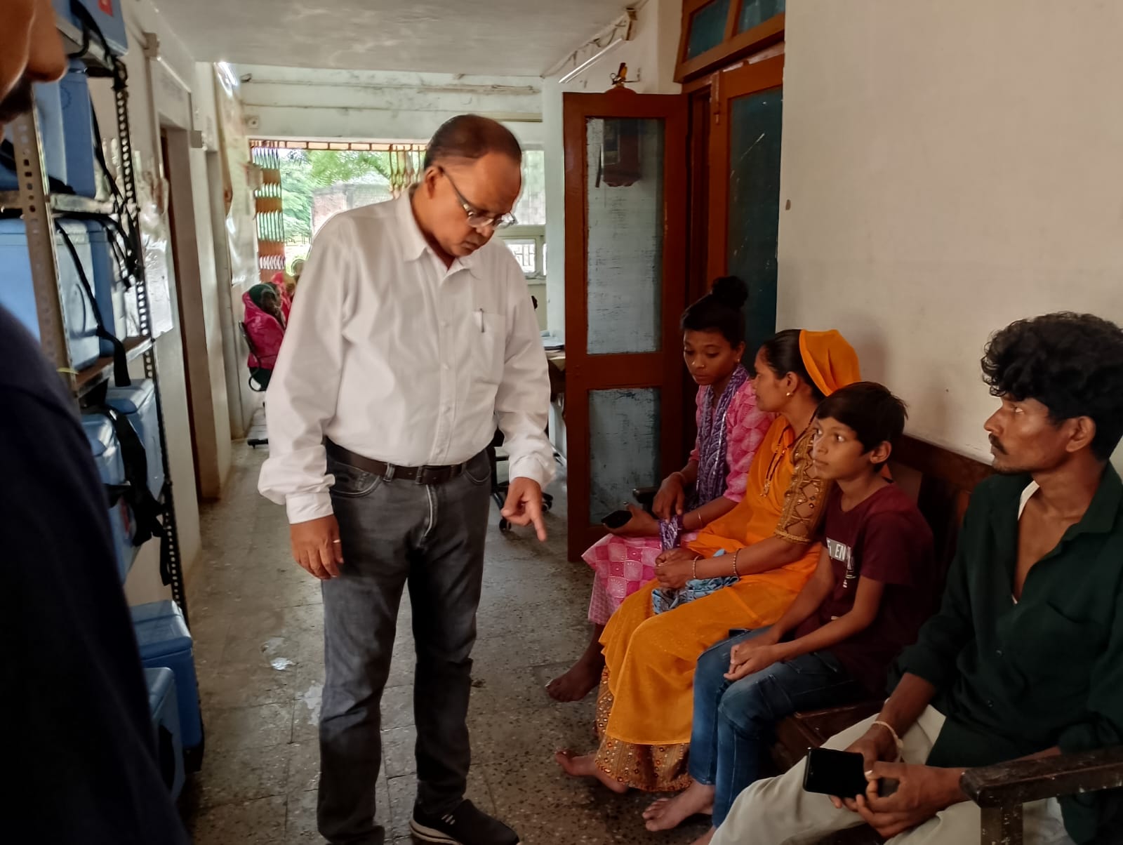 अलीराजपुर के नानपुर स्वास्थ्य केंद्रपर डॉक्टर सहित कर्मचारी अनुपस्थित पायेगये साफ सफाई के साथ दवाईयों का किया निरक्षण कलेक्टर को करेंगे रिपोर्ट  एसडीएम पांडे