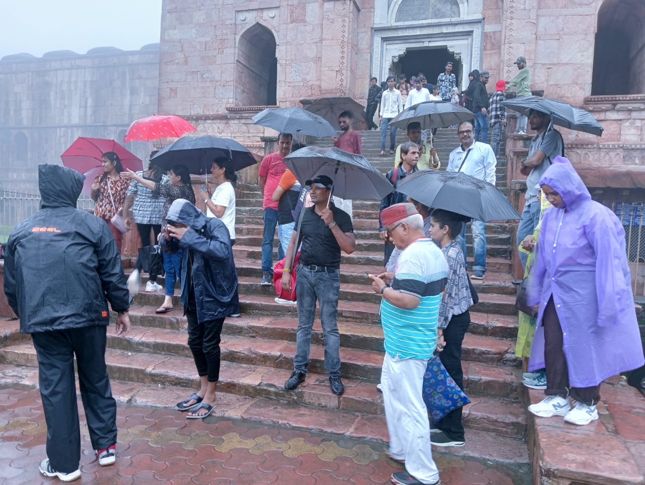 मांडव 300 से अधिक खंडहरों और इमारत वाला शहर मांडू विश्व के पटल पर रखता है अपनी पहचान बारिश में सहज ही अपनी ओर आकर्षीत कर रहा है पर्यटकों को