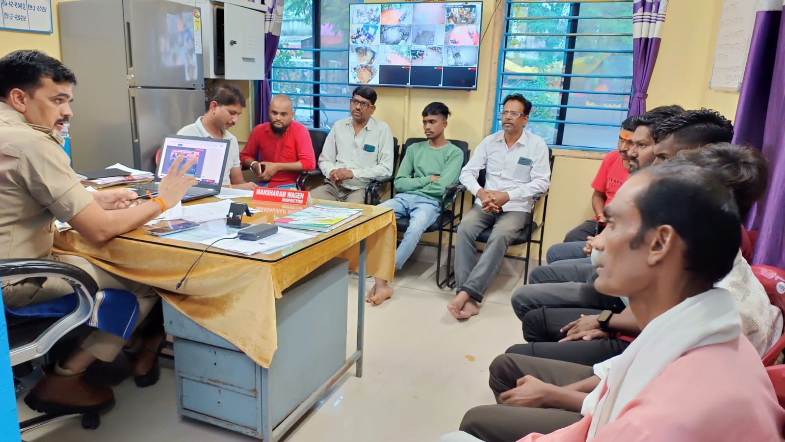 पुलिस अधीक्षक बड़वानी  के आदेश से  जिले के सभी थानो पर डीजे संचालकों की बैठक लेकर आने वाले त्योहारों पर डीजे पूर्णत प्रतिबंध रहेगा की जानकारी दी जा रही है