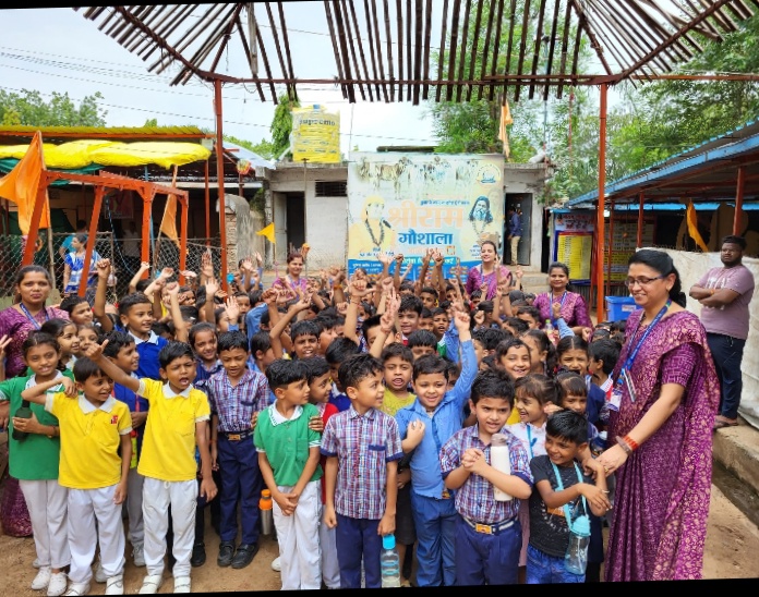 श्री राम गौशाला के दर्शन करने पहुंचे स्वामी विवेकानंद स्कुल के नन्हे नन्हे बच्चे गाय एव सनातन धर्म से कराया परिचय गो एव गोपाल दोनो ही पूज्य है