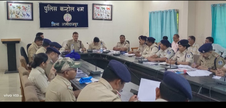 अलीराजपुर पुलिस अधीक्षक ने  बुलाई सभी थानों की क्राइम मीटिंग लंबीत अपराध चालान मर्ग ओर शिकायतों पर त्वरित कार्यवाही के दिये सख्त  निर्देश