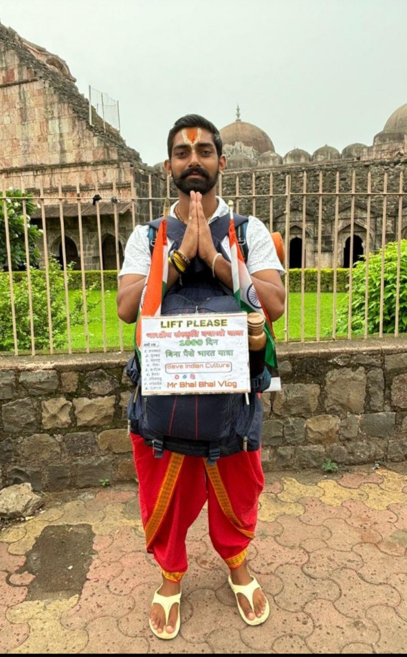 भारत संस्कृति बचाओ यात्रा अपना भारत अपनी संस्कृति के जन जागरण को लेकर हर्ष पंडित अपनी यात्रा  को लेकर मांडव पहुंचे
