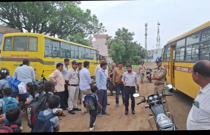 धार कलेक्टर एव एसपी के निर्देश से आरटीओ ने स्कूल बसो की सघन चेकिंग की चेकिंग के दौरान बिना फिटनेस बिना परमिट कुल 04 वाहनों को जप्त किया गया कई वाहनों पे लगाया जुर्माना स्कूल संचालको में हड़कंप