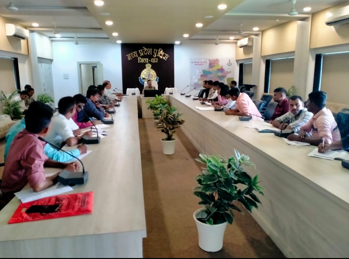 धार पुलिस अधीक्षक श्री मनोज कुमार सिंह द्वारा भोजशाला, मोहर्रम पर्व एवं आगामी त्योहारों को देखते  हुवे विशेष सतर्कता  बरतने के दिये निर्देश सभी शांती से मनाए  त्योहार