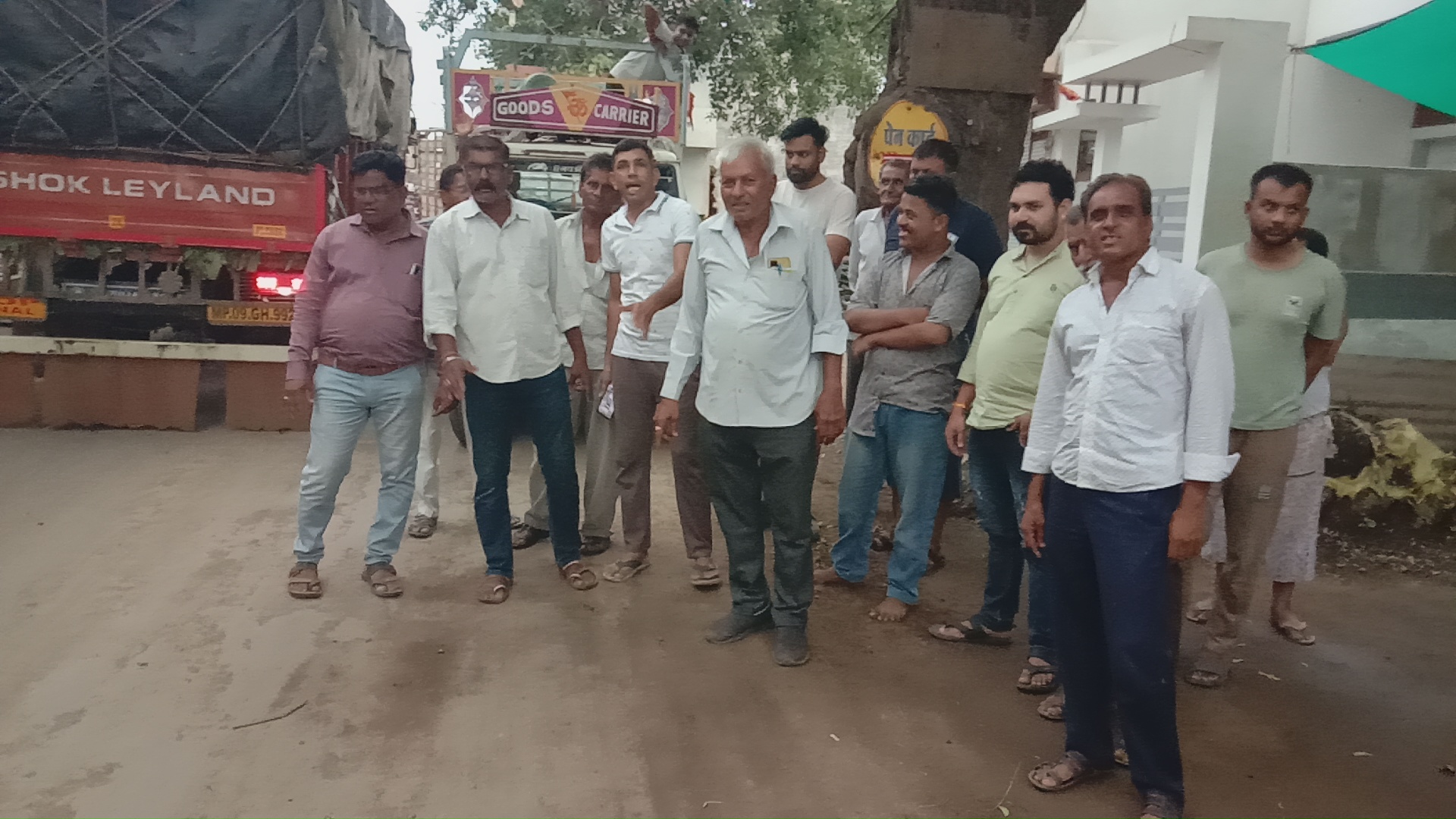 अंजड़ भ्रष्टाचार की सड़क पर गड्ढे ही गड्ढे आम जनता परेशान नगर परिषद ने आँखे मूदि   आम जनता की परेशानी से कोई लेना-देना नहीं