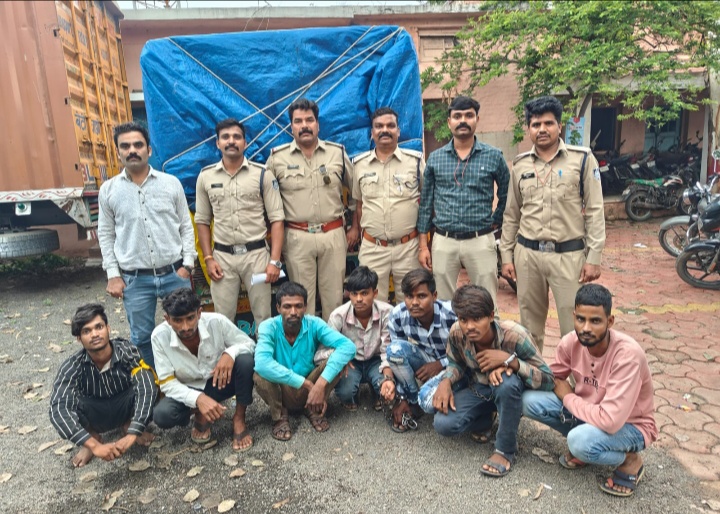 लहसुन गौदाम से लहसुन चुराने वाले आरोपीयों को बदनावर पुलिस ने किया गिरफ्तार