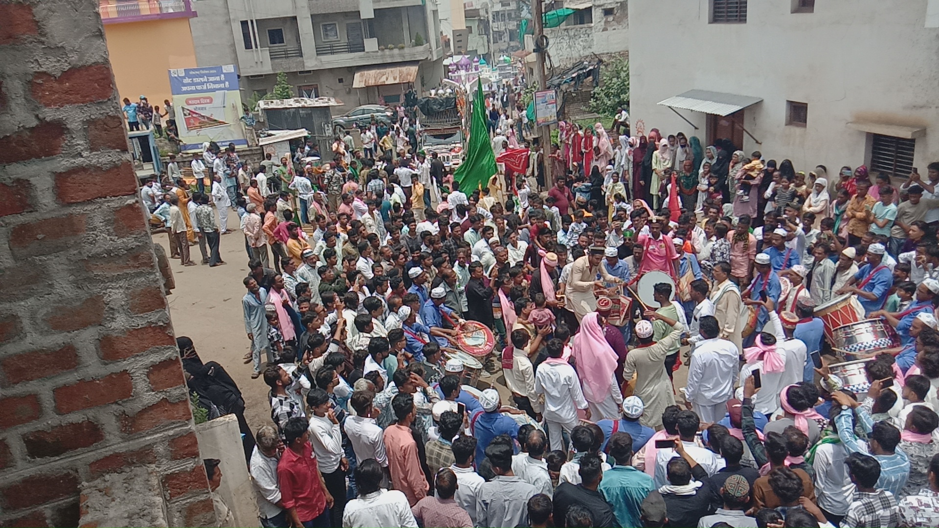 अंजड़ हजरत इमाम हुसैन की शहादत को याद कर मोहर्रम पर्व मनाया ताजियों को नगर के प्रमुख मार्गों से निकाल कर विसर्जित किया गया