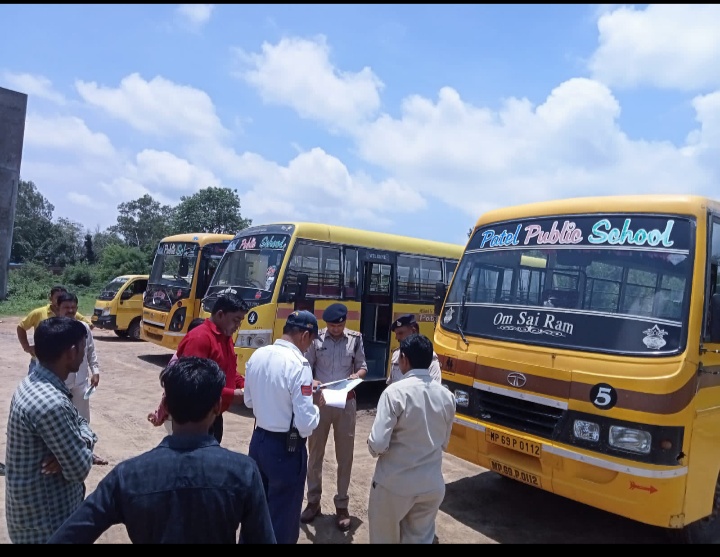 यातायात पुलिस अलीराजपुर के द्वारा सड़क दुर्घटनाओं की रोकथाम व आमजन में यातायात नियमों के प्रति जागरुकता लाये जाने संबंधी कार्यक्रम आयोजित किये जा रहे है