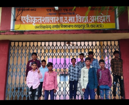 धार जिले के अमझेरा स्कूल के प्राचार्य सैफुद्दीन शेख ने नहीं मान शासन का आदेश गुरु पूर्णिमा के पर्व पर स्कूल में लग रहे तले प्राचार्य की मनमानी आई सामने जनता में आक्रोश