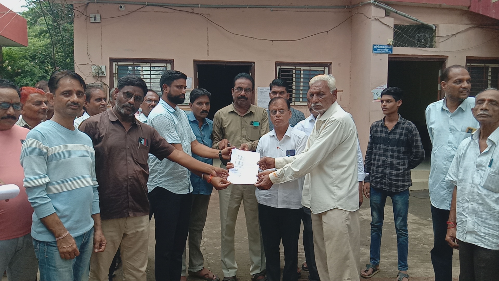 अंजड़ बजरंग दल और राजपूत समाज के द्वारा वार्ड नंबर 10 हनुमान मंदिर के पीछे बने यूरीनर को तत्काल हटाने के लिए तहसीलदार एवं नगर पालिका के अध्यक्ष मांगीलाल मुकाती  को  सोपा ज्ञापन