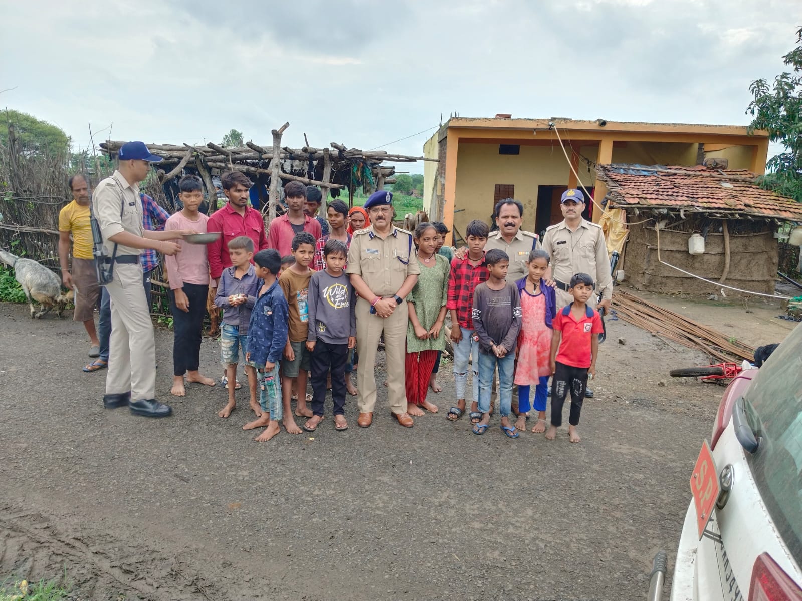 धार पुलिस अधीक्षक श्री मनोज कुमार सिंह धार द्वारा जिले के सुदूर वनवासी अंचल में आदिवासी भाई बहनों एवं बच्चों के बीच जाकर शिक्षा के महत्व की बातें बताकर पढ़ने लिखने के लिए प्रोत्साहित किया