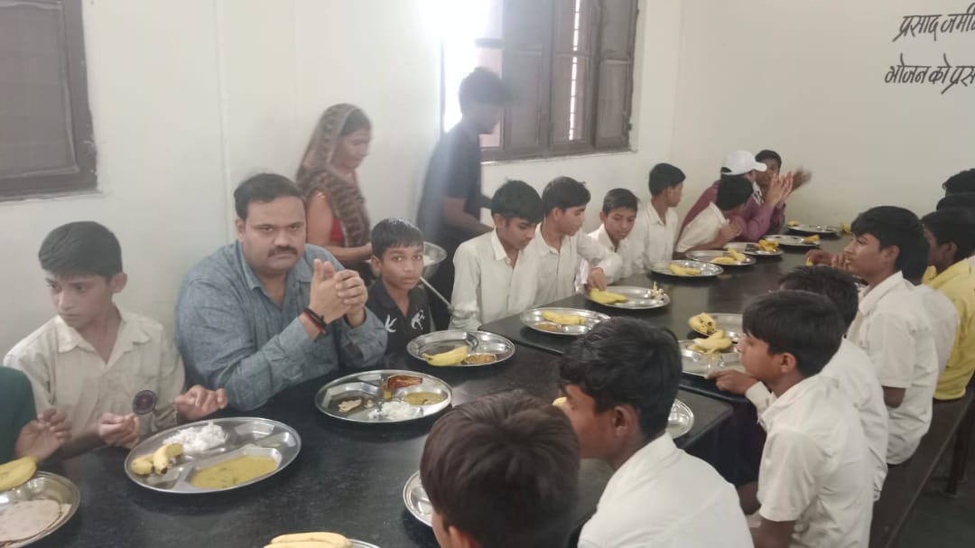 खरगोन कलेक्टर  कर्मवीर शर्मा को जब सुबह पता चला कि एकलव्य आदर्श विद्यालय बड़ी झिरन्या के बच्चें उनसे मिलना चाहते हैं तत्काल पहुचे ओर समस्या सुनकर बच्चों के साथ खाना खाया