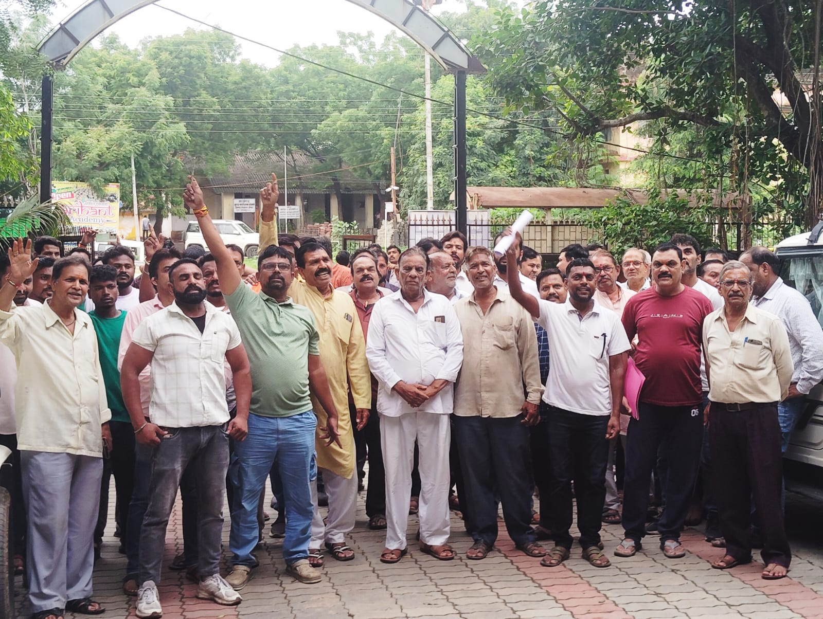 जोबट बंग्लादेश में हो रहे हिन्दुओ पर अत्याचार को लेकर सर्व हिन्दू समाज ने तहसीलदार को सोपा ज्ञापन