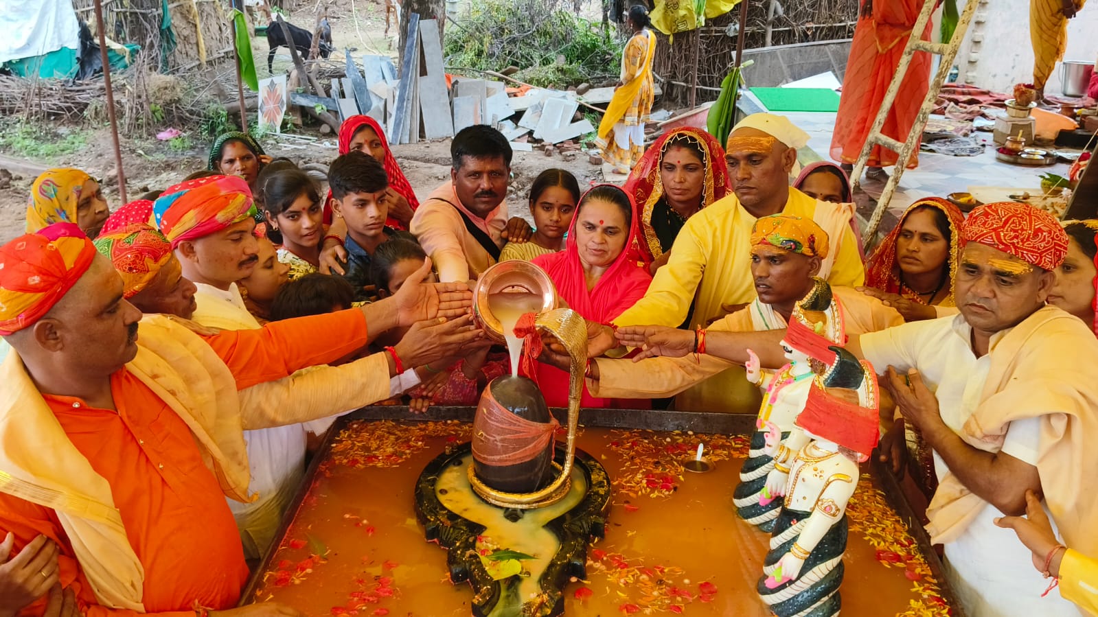 अंजड़ ग्राम मोहीपुरा नई बसाहट में भीलट देव मन्दिर में भगवान भीलटदेव का पदमा नागिन के जोड़े के साथ भगवान शिव एवं शिव परिवार की प्राण प्रतिस्ठा का तीन दिवसीय आयोजन संत आखिलेश्वरी दीदी के सानिध्य में सम्पन्न
