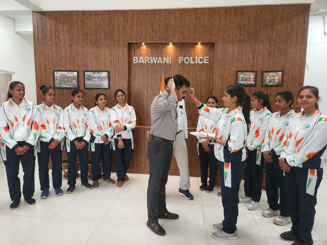 बड़वानी  मॉ तुझे प्रणाम योजना के तहत बच्चों ने अंतर्राष्ट्रीयीय सीमा तनोत माता मंदिर लोगेंवाला बॉर्डर राजस्थान का दर्शन कर सरहद को किया नमन व सरहद की माटी से पुलिस अधीक्षक पुनीत गेहलोद का किया तिलक